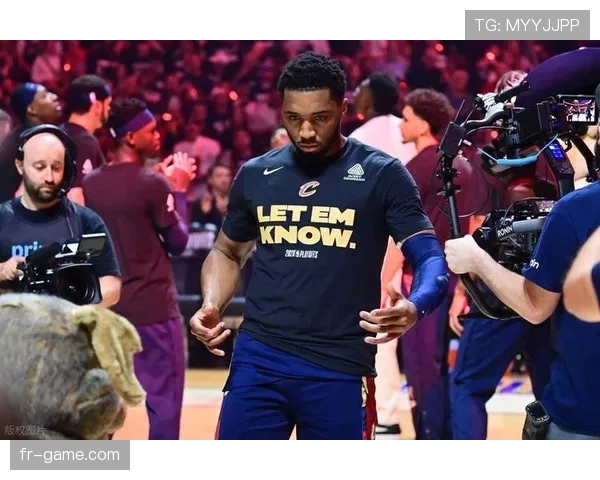 米切尔挡拆中突破解锁水花三分 手感升温拉开与后卫差距