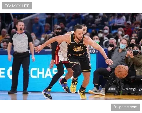 库里利用挡拆制造投篮空位 提升三分命中率显著