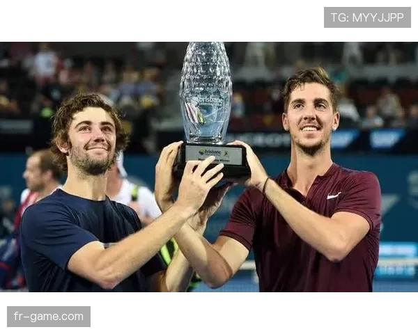 乔丹·汤普森沙发躺照：家常睡衣＋拖鞋，窗外却停着私人飞机，笑到停不下来